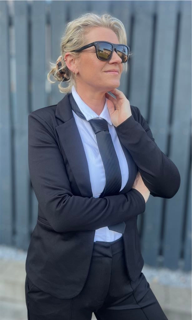 Sort blazer til kvinder – klassisk pasform med smal revers og det der ‘jeg har styr på det’-snit