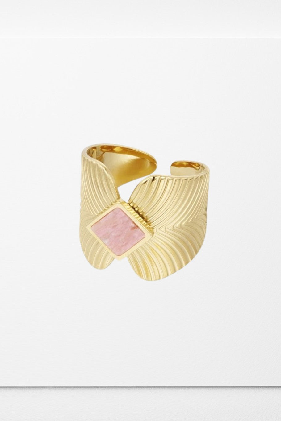 Elegant stor ring med lyserød sten. Kunstnerisk smuk