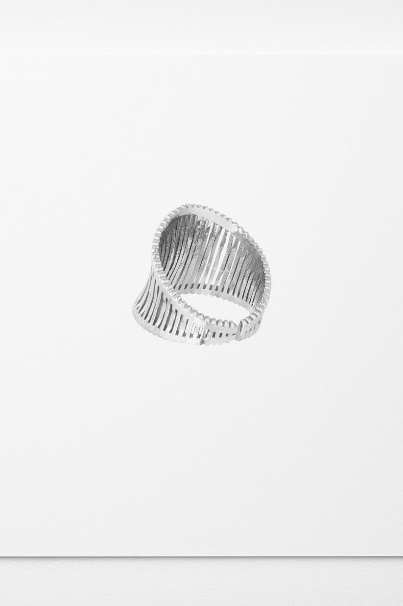 Asta – Bred ring med skulpturelt design