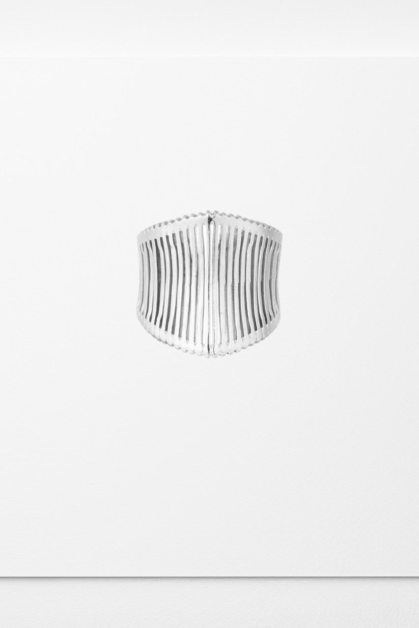 Asta – Bred ring med skulpturelt design