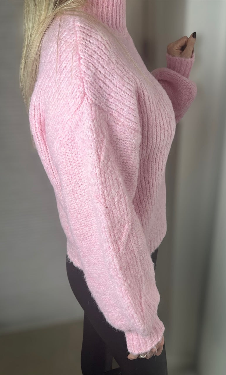 Detalje af de lange, let posede ærmer på Cozy Daydream Sweater – fordi hvem vil ikke have lidt ekstra plads til armbevægelser