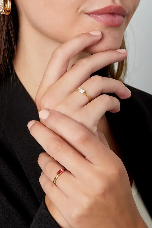 Elegant fingerring i forgyldt metal med rektangulær krystal – perfekt til både hverdag og fest