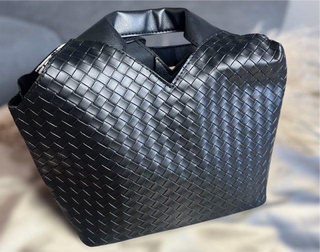 Sort håndtaske i fletlook til kvinder – rummelig model med V-formet åbning og eksklusivt finish.