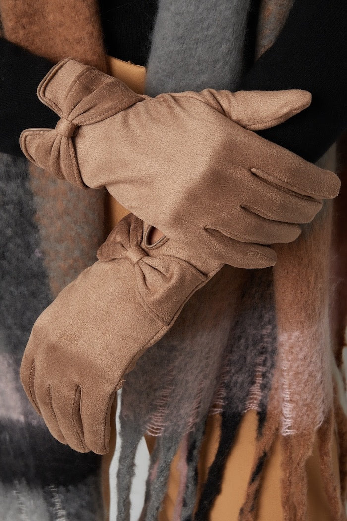 Beige suede handsker fra Spohr Copenhagen i aktion – hold varmen med stil og brug din smartphone uden besvær