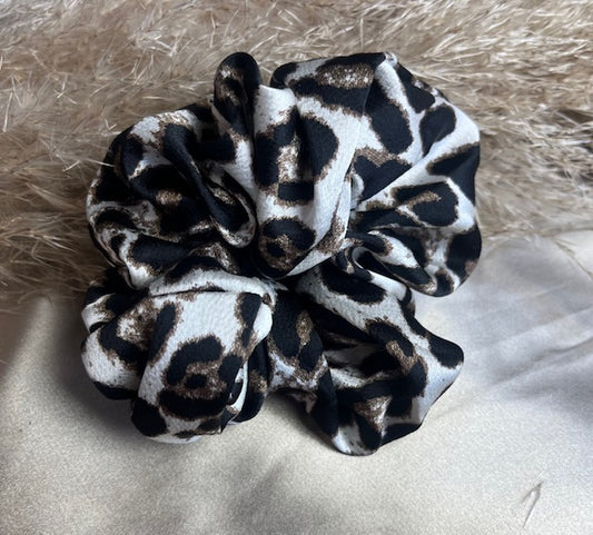 Sort/hvid leopardprint scrunchie fra SpohrCopenhagen – til dage, hvor du vil være både klassisk og dristig