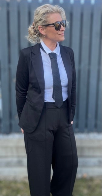 Sort blazer til kvinder – klassisk front med smal revers og enkel lukning
