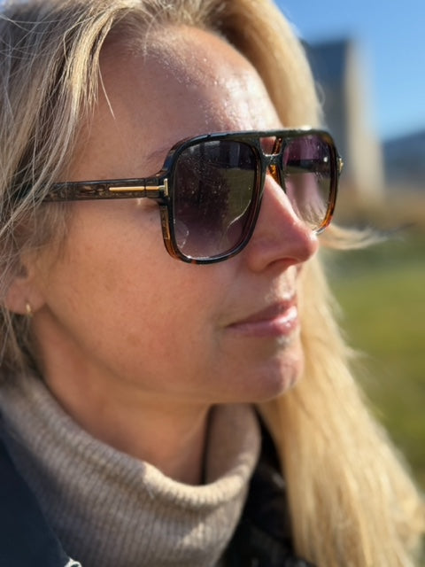 Cool solbrille med gulddetalje