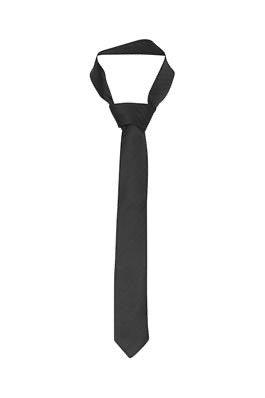 Sort slips til kvinder – klassisk og cool accessorie, stylet med hvid skjorte og sort blazer.