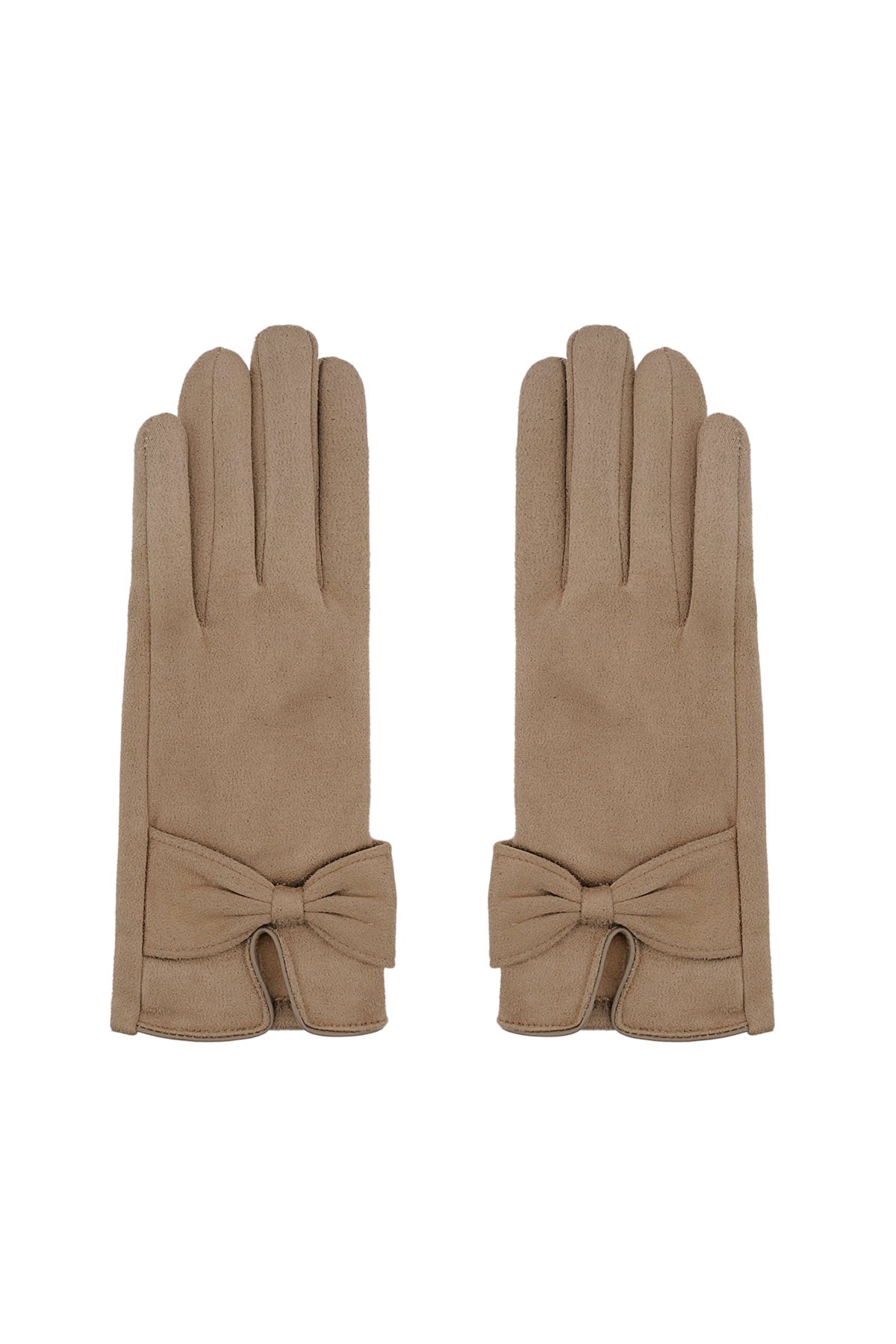 Nærbillede af den feminine sløjfedetalje på de beige suede handsker fra Spohr Copenhagen – en lille detalje med stor effekt.

