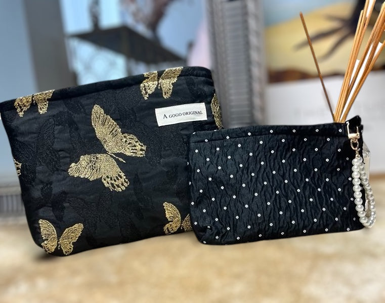 Sort quilted taske med perledetalje