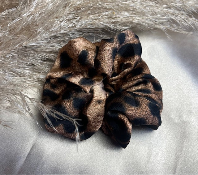 Brun leopardprint scrunchie fra SpohrCopenhagen – fordi dit hår fortjener et vildt touch.