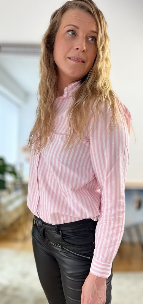 Lyserød og hvidstribet dameskjorte med klassisk krave – feminin og stilren til både job og fest