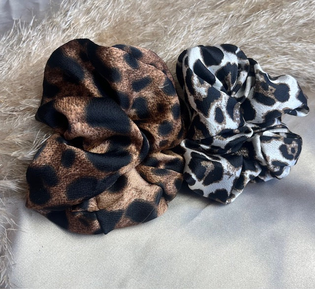 Sort/hvid leopardprint scrunchie fra SpohrCopenhagen – til dage, hvor du vil være både klassisk og dristig