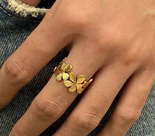 Et feminint statement-piece – den forgyldte blomsterring fra SpohrCopenhagen stylet til enhver anledning