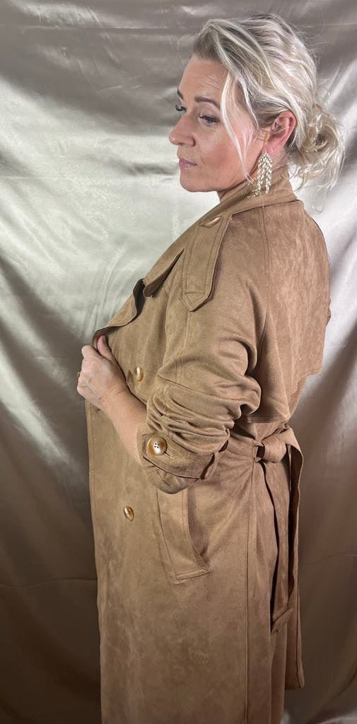 Model viser jakken fra siden med opsmøgede ærmer for et cool og afslappet look