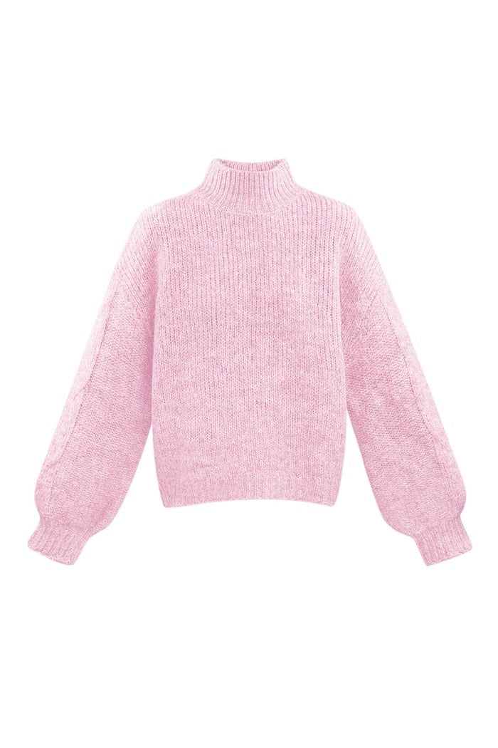 Nærbillede af den hyggelige høje hals på den lyserøde Cozy Daydream Sweater fra SpohrCopenhagen – perfekt til at gemme sig fra verden (eller bare kulden