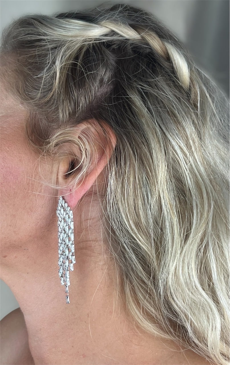 Sølvfarvet glamour-ørering med kaskade af funklende sten – lad dine ører stjæle rampelyset med SpohrCopenhagen