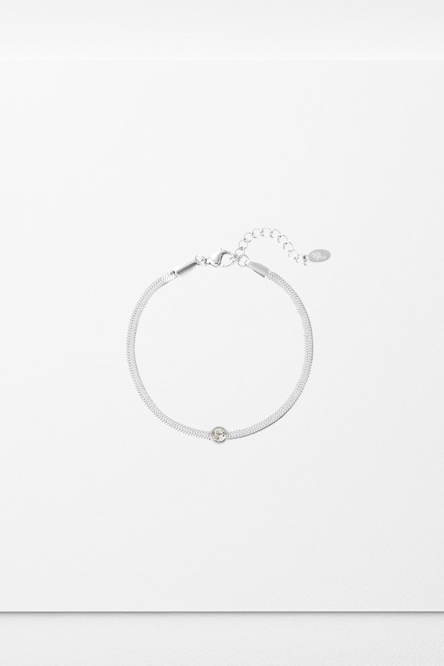 Alma - Snake armbånd med sten i sølvlook. Rå men simpel elegance