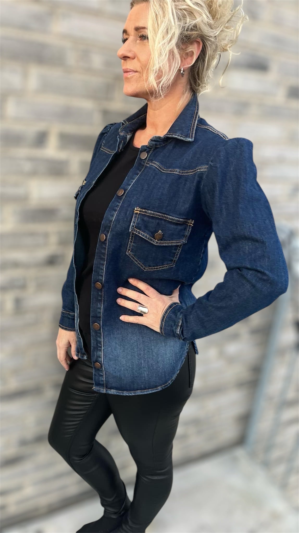 Sideprofil af denim skjortejakke med brystlommer og vasket finish – et edgy og moderne look til både hverdag og aften.