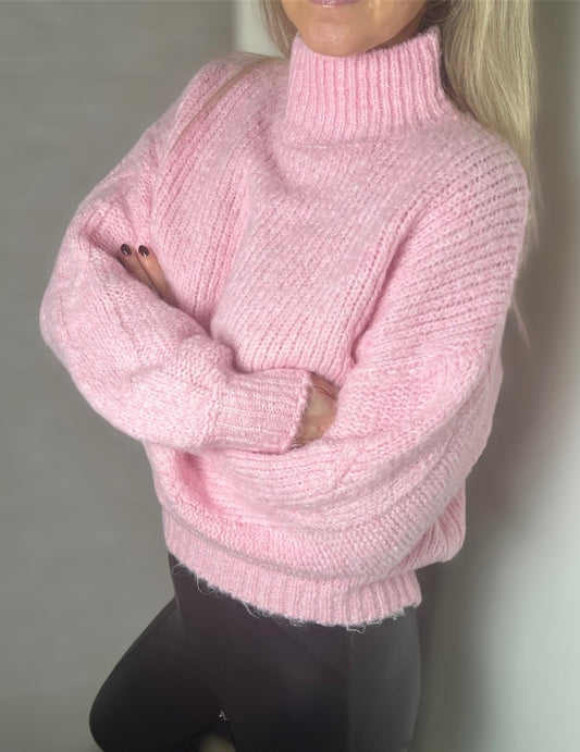 Model iført lyserød Cozy Daydream Sweater fra SpohrCopenhagen – så blød og lækker, at enhjørninger bliver misundelige.