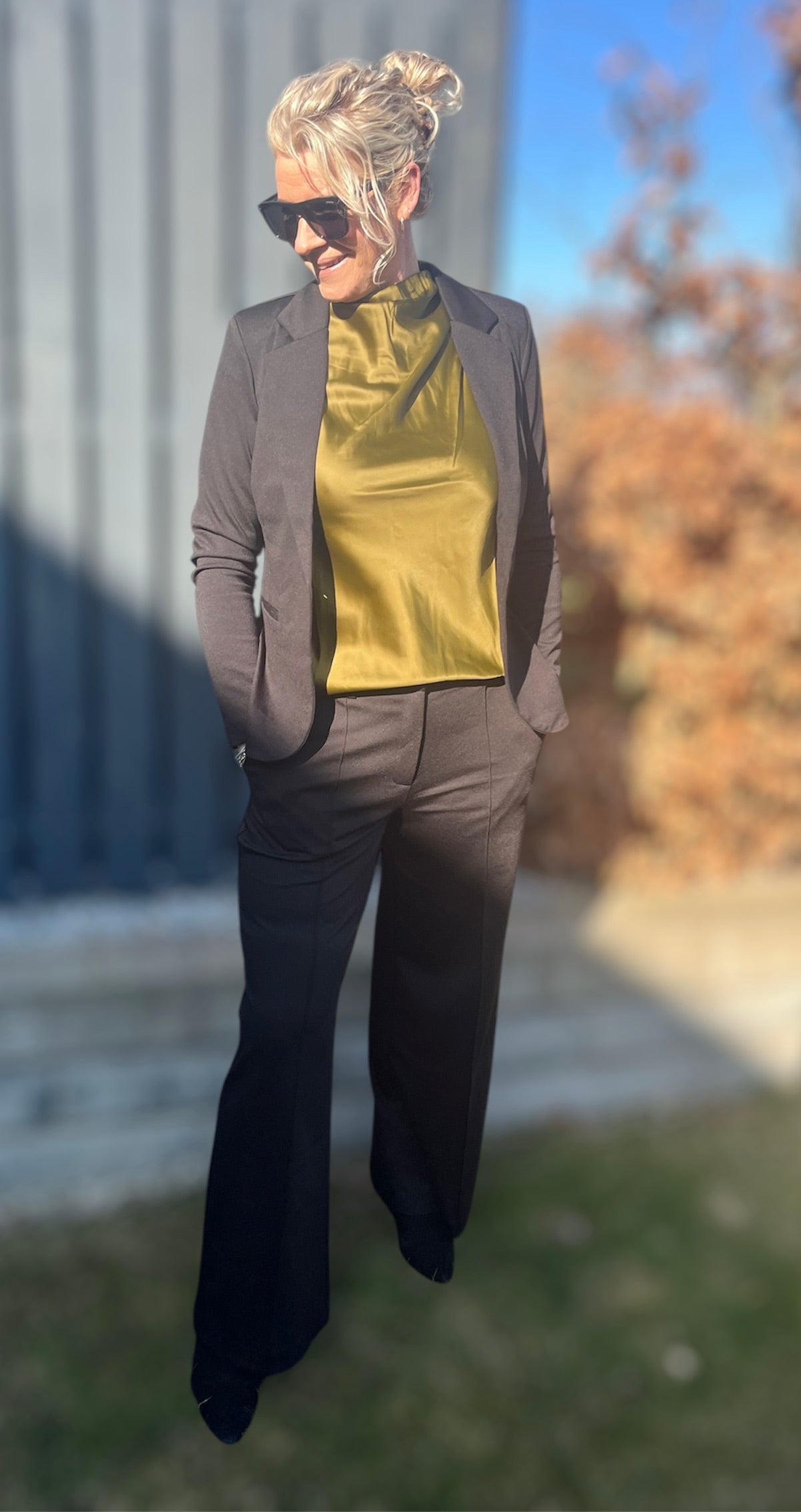 Sorte damebukser med løs pasform – flot fald i bevægelse og det dér casual cool look