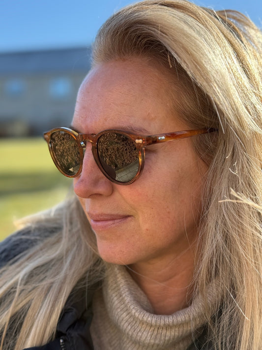 Klassiske runde solbriller med leopardeffekt fra SpohrCopenhagen – tilføj et vildt touch til dit look.