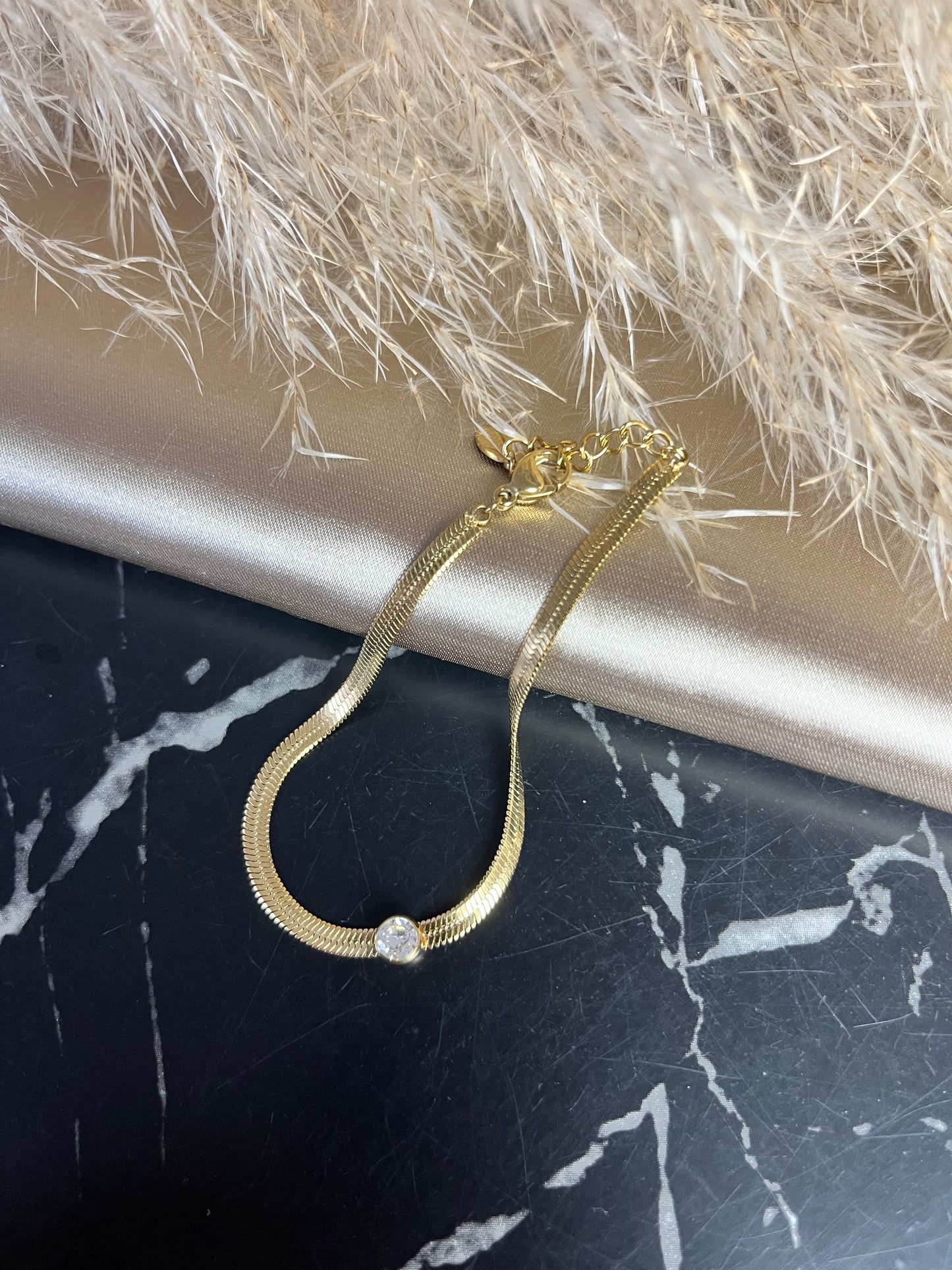 Guldbelagt snake-armbånd med en diskret sten – fordi dit håndled fortjener lidt bling fra SpohrCopenhagen