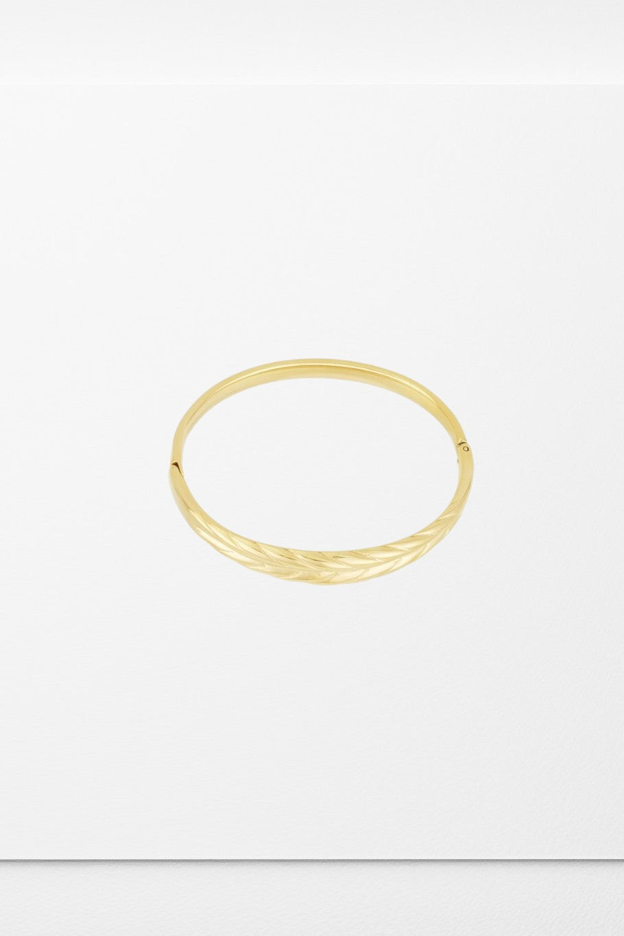 Forgyldt armbånd i solid rustfrit stål. Detalje med fjereffekt der giver et twist