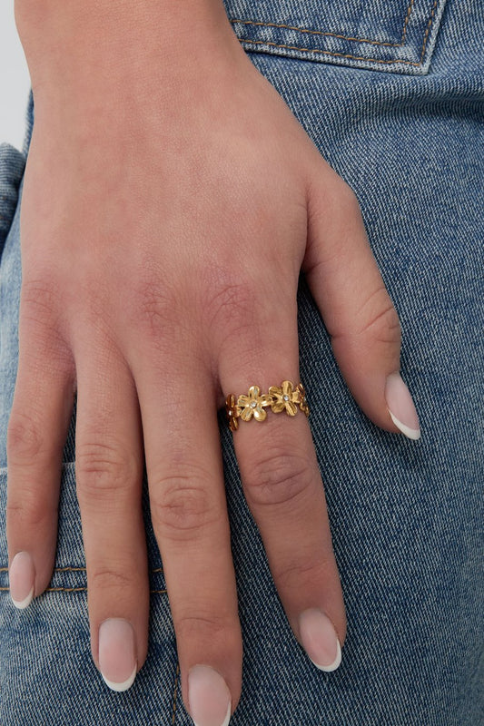 Detaljebillede af Mathilda ring – små blomster og funklende detaljer