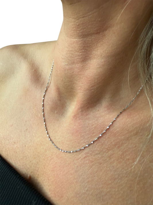 Ellinor - sølvkæde med facetslebne detaljer – let og elegant
