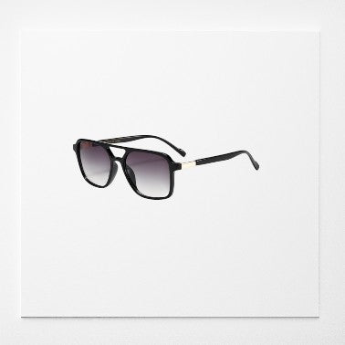 Klassisk sort solbrille med gradientglas og stilrent design