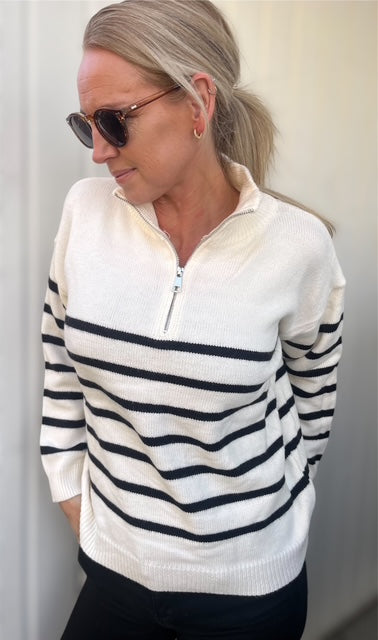 Stribet hvid strik med halfzip