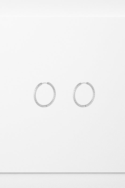 Sølvfarvede hoops i medium. Twist af tekstur der skaber en rå elegance. 