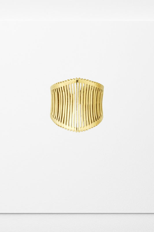 Asta – Bred forgyldt ring med skulpturelt design
