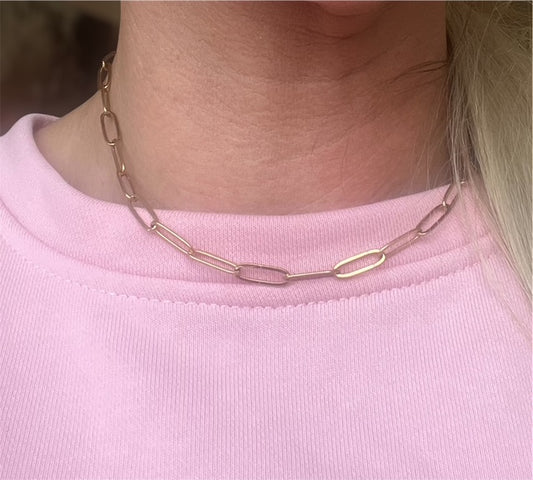Model med clip kæde i guldbelagt rustfrit stål. Uimodståelig charme 