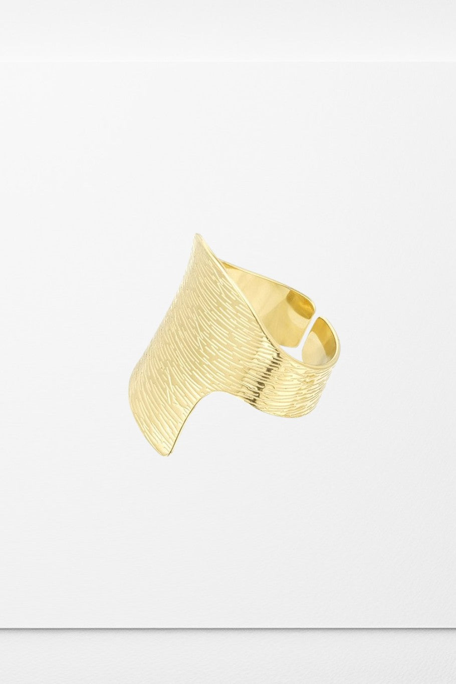 Sideprofil af asymmetrisk ring med rillet struktur. Statement piece fra SpohrCopenhagen