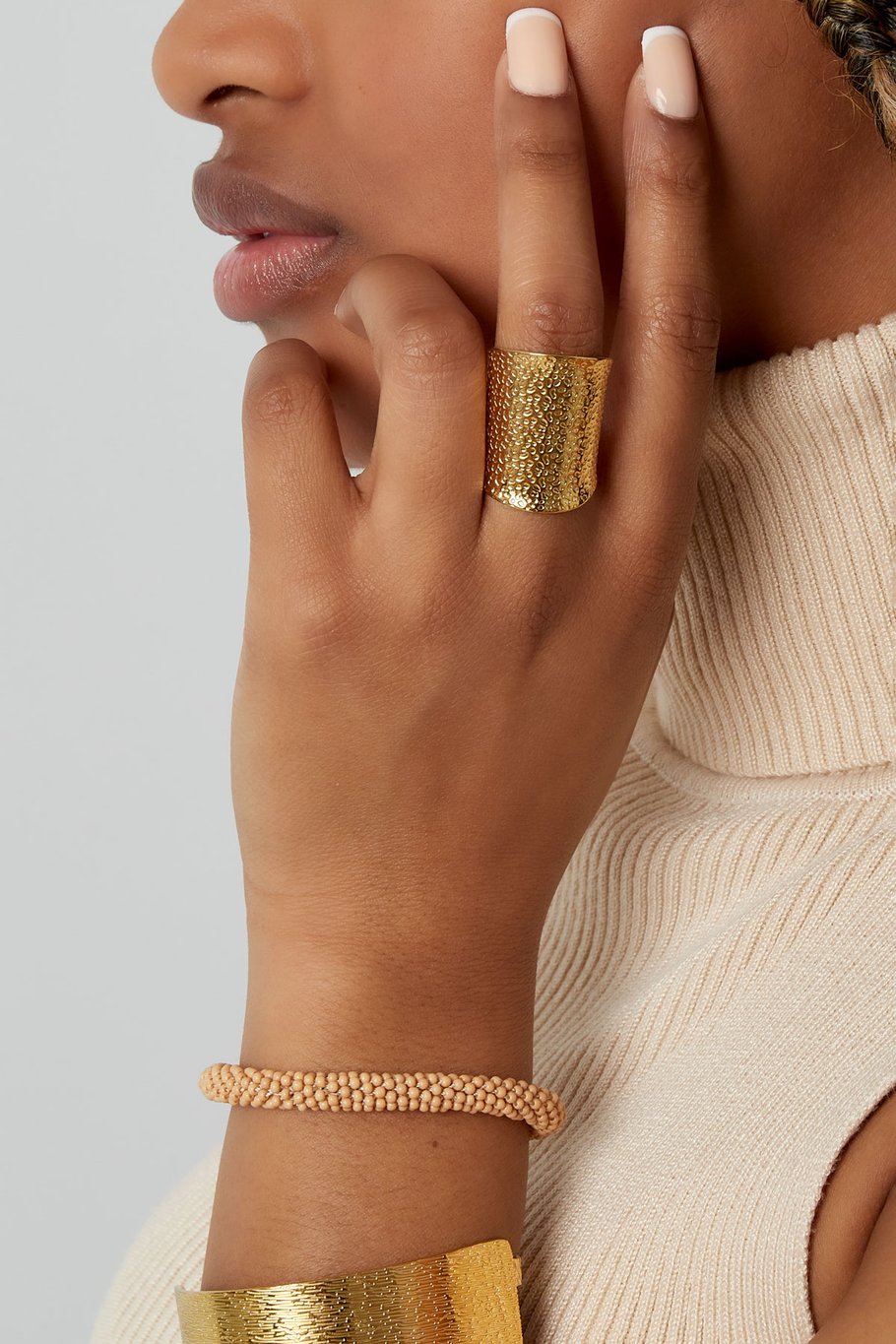 Detaljebillede af Frida ring – bred model med organisk tekstur og taljeform