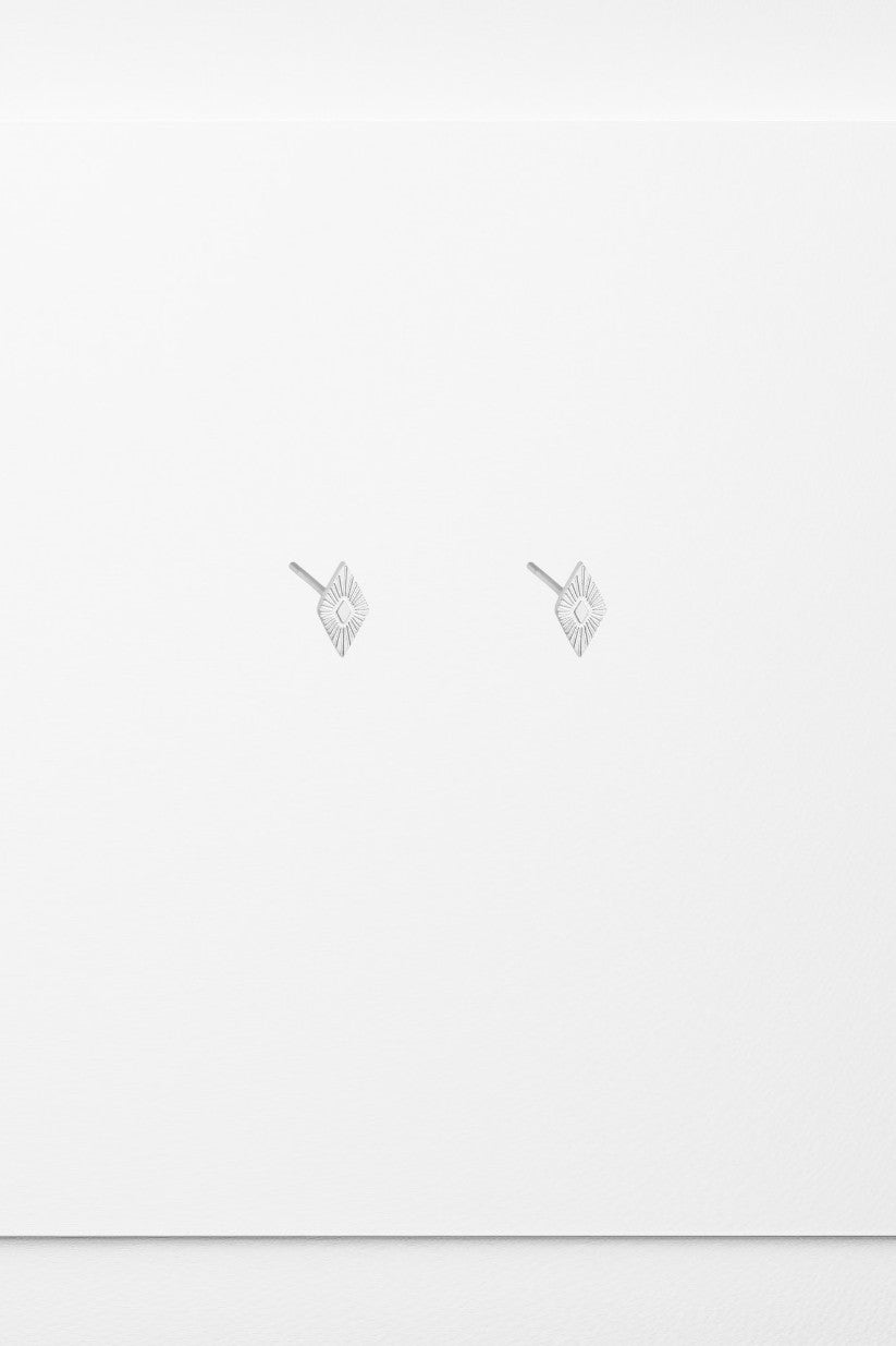 Små minimalistiske øreringe i grafisk design – perfekte til hverdagslook
