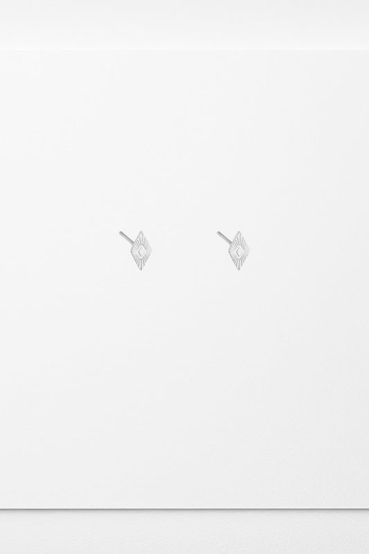 Små minimalistiske øreringe i grafisk design – perfekte til hverdagslook
