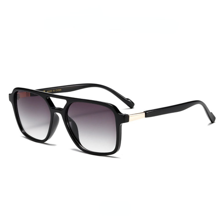 Klassisk sort solbrille med gradientglas og stilrent design