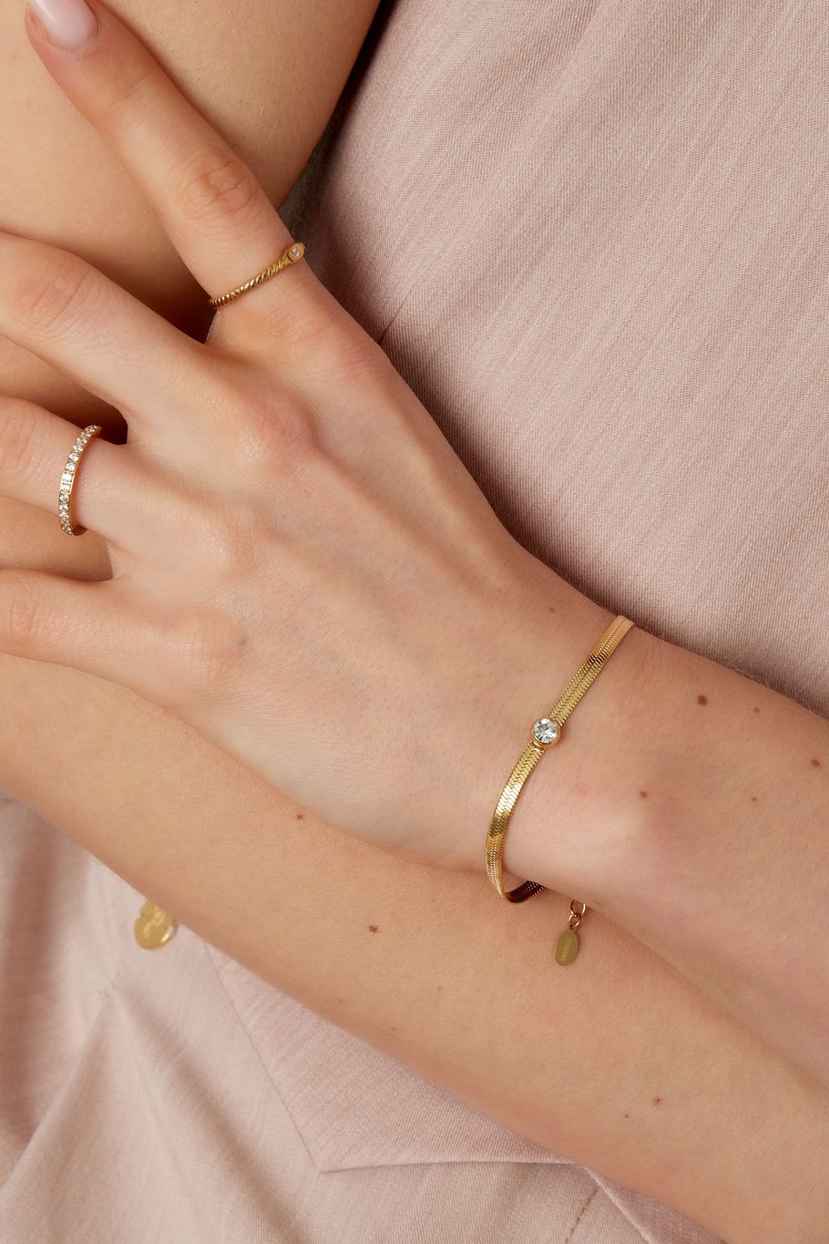 Detaljebillede af Alma armbånd – justerbar kæde med minimalistisk udtryk
