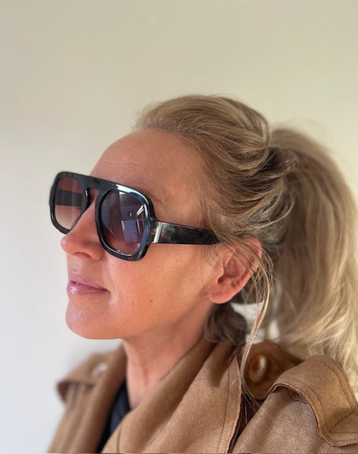 Solbriller – Tortoise stel og brune glas med attitude