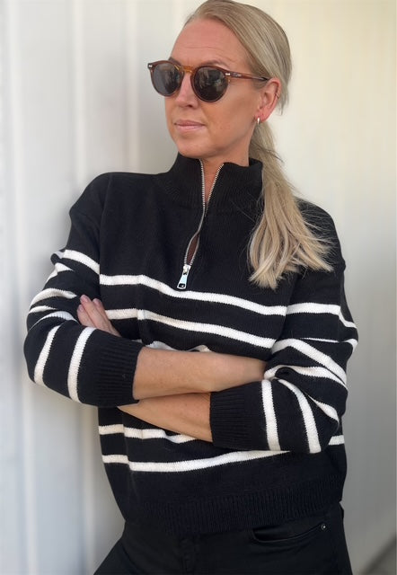 Stribet strik med halfzip