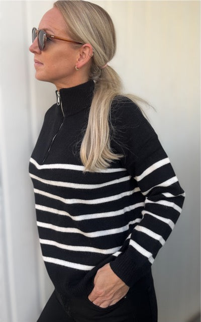 Stribet strik med halfzip