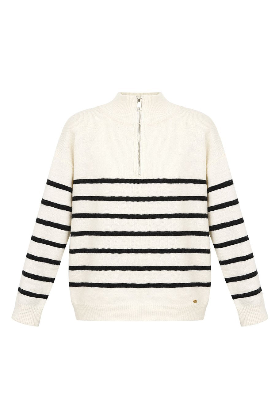 Nærbillede af hvid strik med sorte strober og halfzip lynlås. Maritim charme møder hverdagsluksus